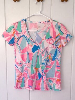 Lilly Pulitzer Michele V-Neck Tee in Out to Sea Print Sz XS Colorful Sailboat